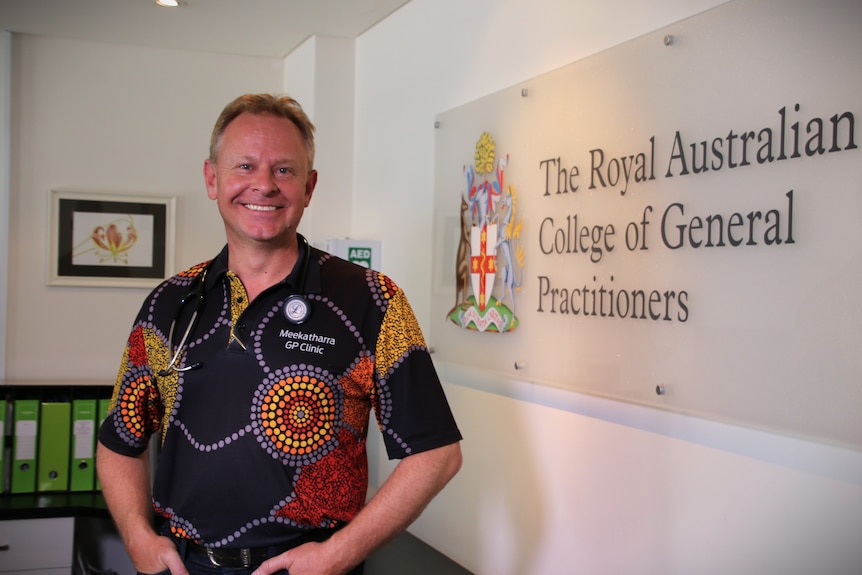 Un hombre de mediana edad con cabello rubio ocupa un cargo frente al Real Colegio Australiano de Práctica General.