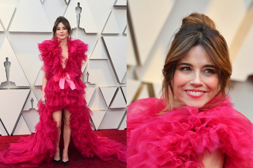Linda Cardellini wears a bright pink ruffled gown to the Oscars.