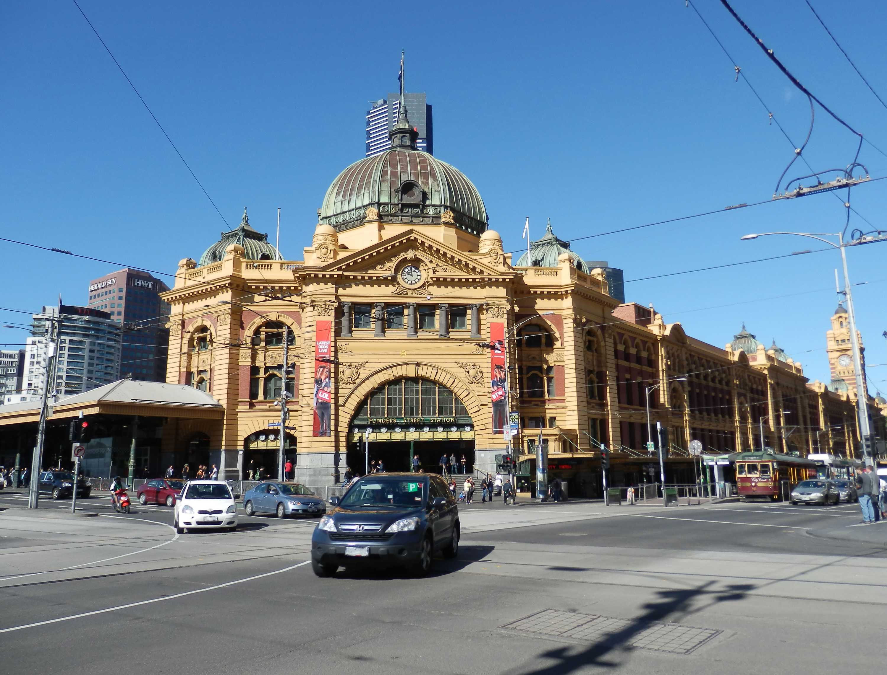 Semmelweis university logo. Флиндерс юнайтед. Флиндерс лейн. Флиндерс юнайтед. Австралия мельбурн станция флиндерс.