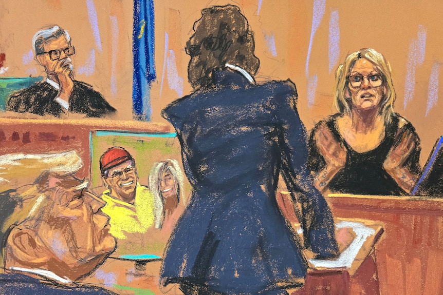 Eine Gerichtsskizze von Stormy Daniels im Zeugenstand, wie er von einem Anwalt befragt wird, während ein Richter und Donald Trump zuschauen