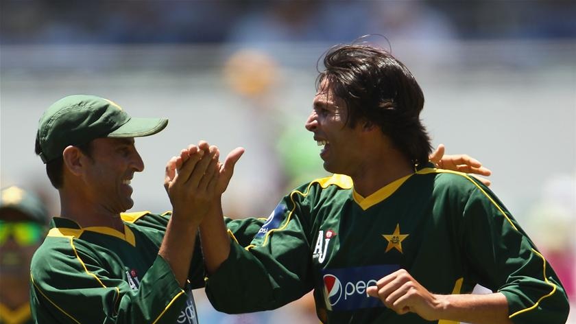 Early breakthrough ... Mohammad Asif (r) celebrates the wicket of Shaun Marsh