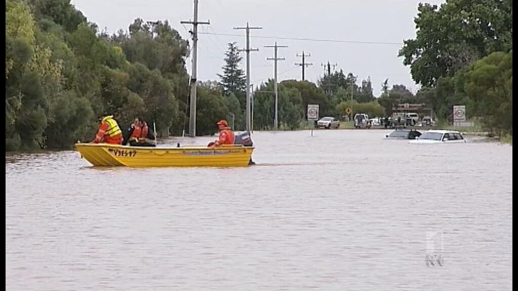 Victorians continue to battle floods - ABC News