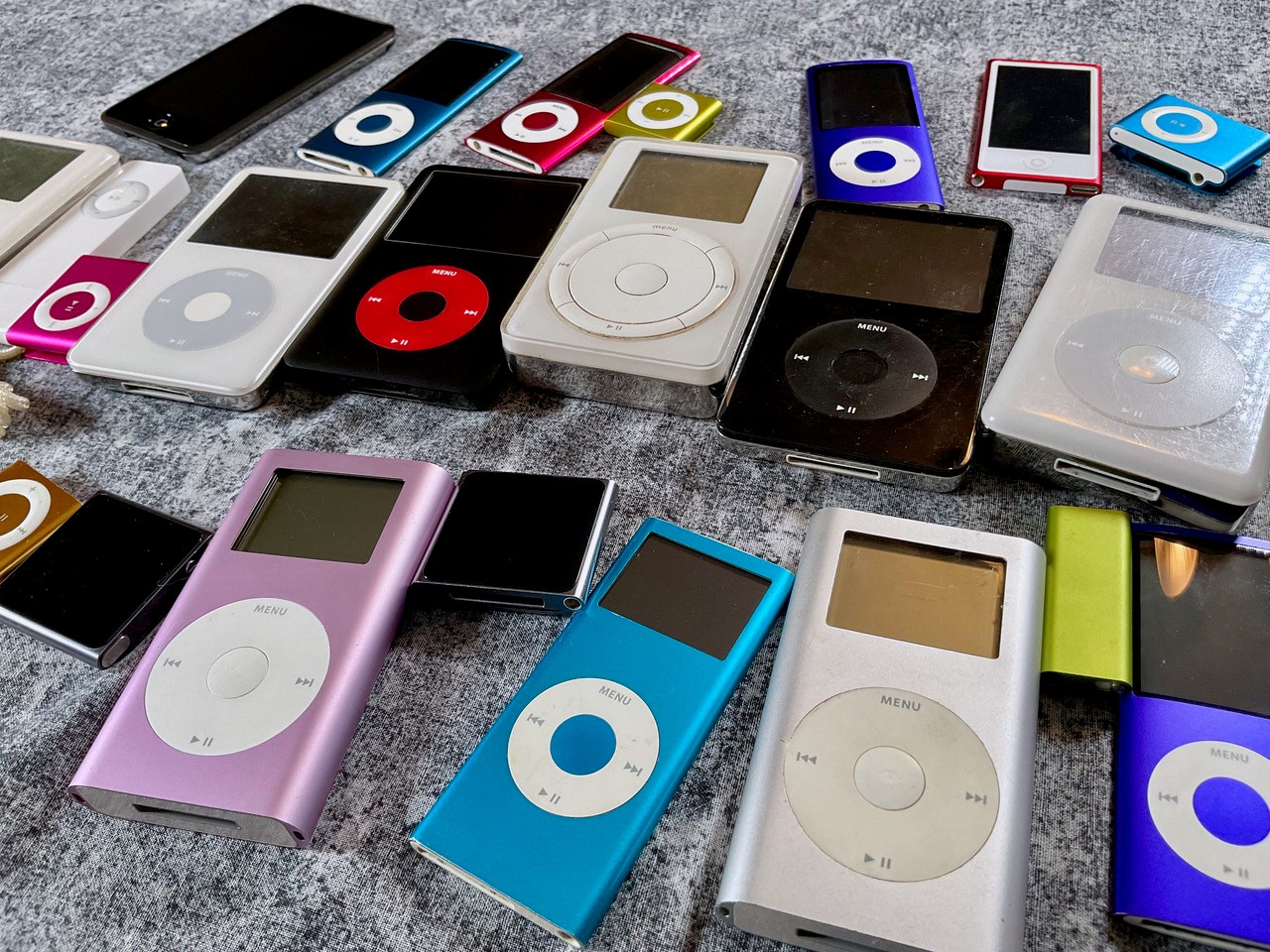 iPod turns 20: How Apple's music player changed the world, then faded out -  ABC News