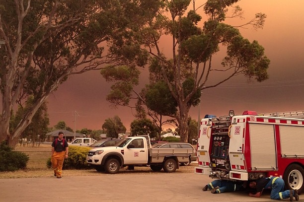 Firefighters regroup as bushfires pick up pace