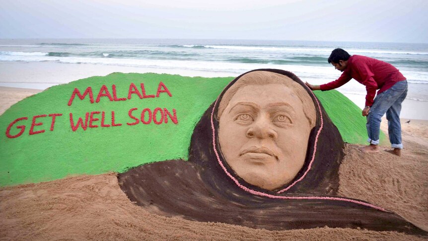 Indian sand artist honours Pakistani girl, Malala Yousufzai.