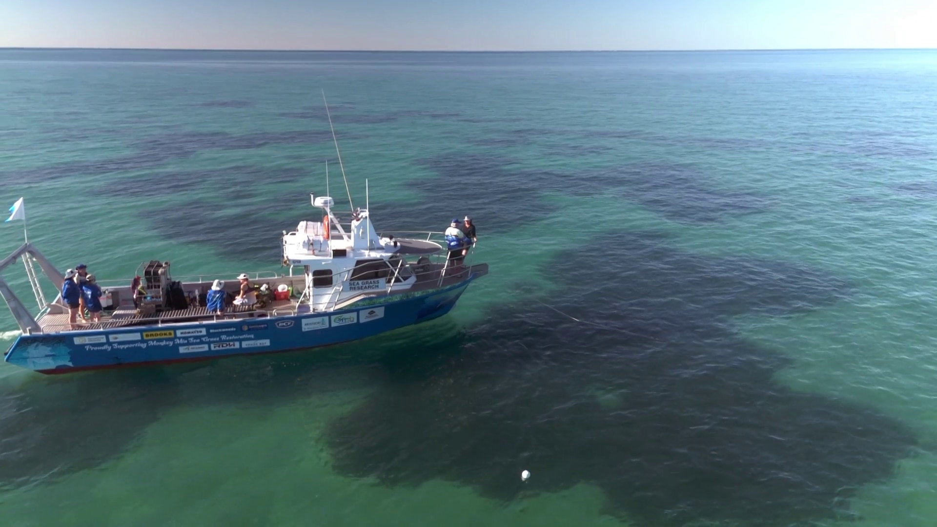 Un barco flotando sobre un arrecife.