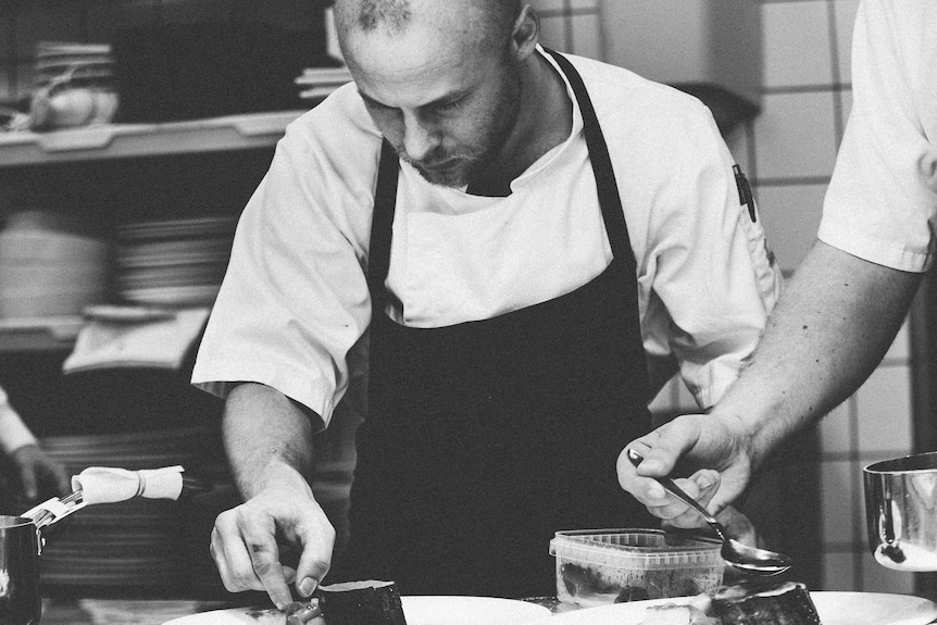 Un chef prepara la comida.