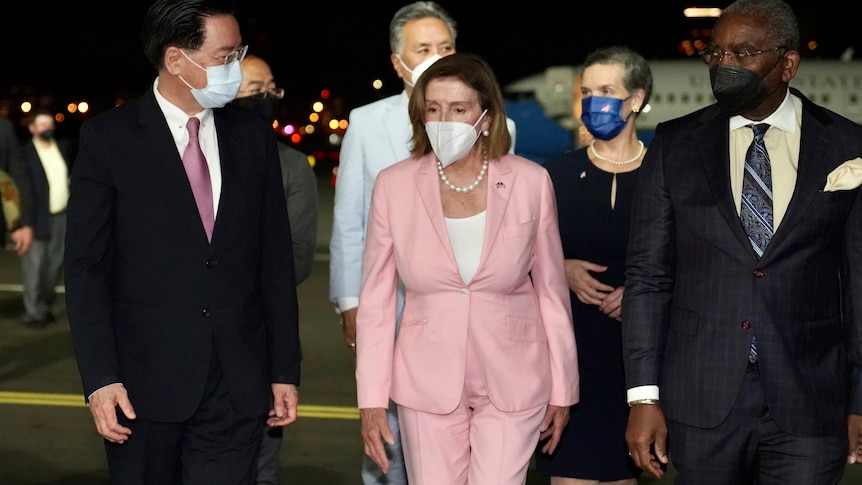  U.S. House Speaker Nancy Pelosi walks with Taiwan's Foreign Minister Joseph Wu