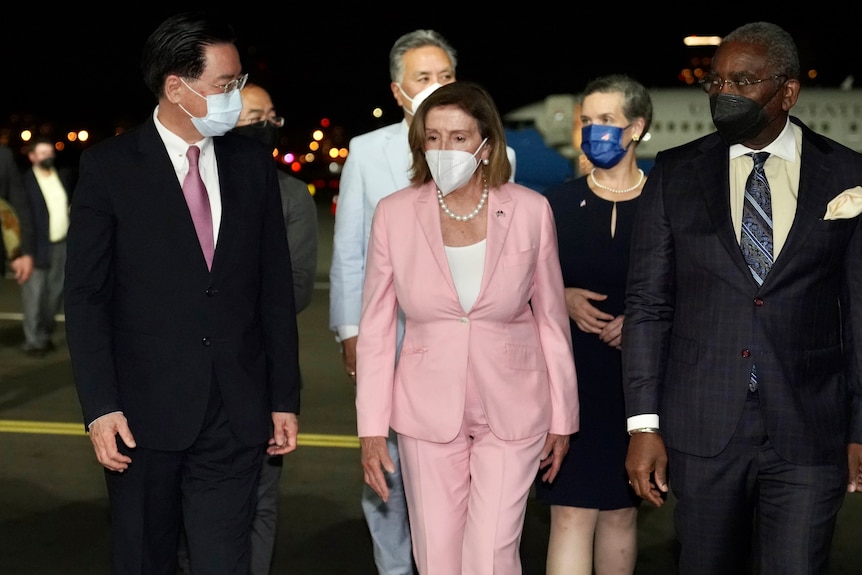    US House Speaker Nancy Pelosi walks with Taiwanese Secretary of State Joseph Wu