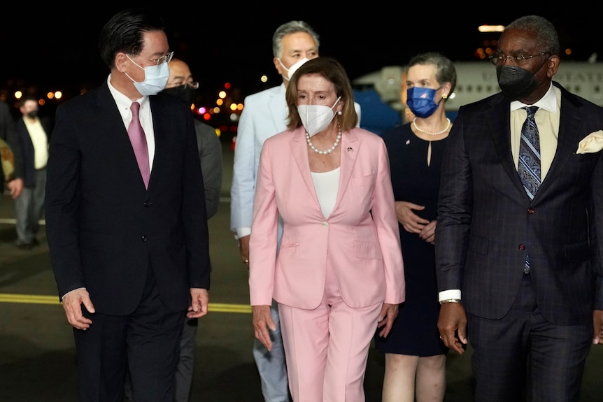  U.S. House Speaker Nancy Pelosi walks with Taiwan's Foreign Minister Joseph Wu