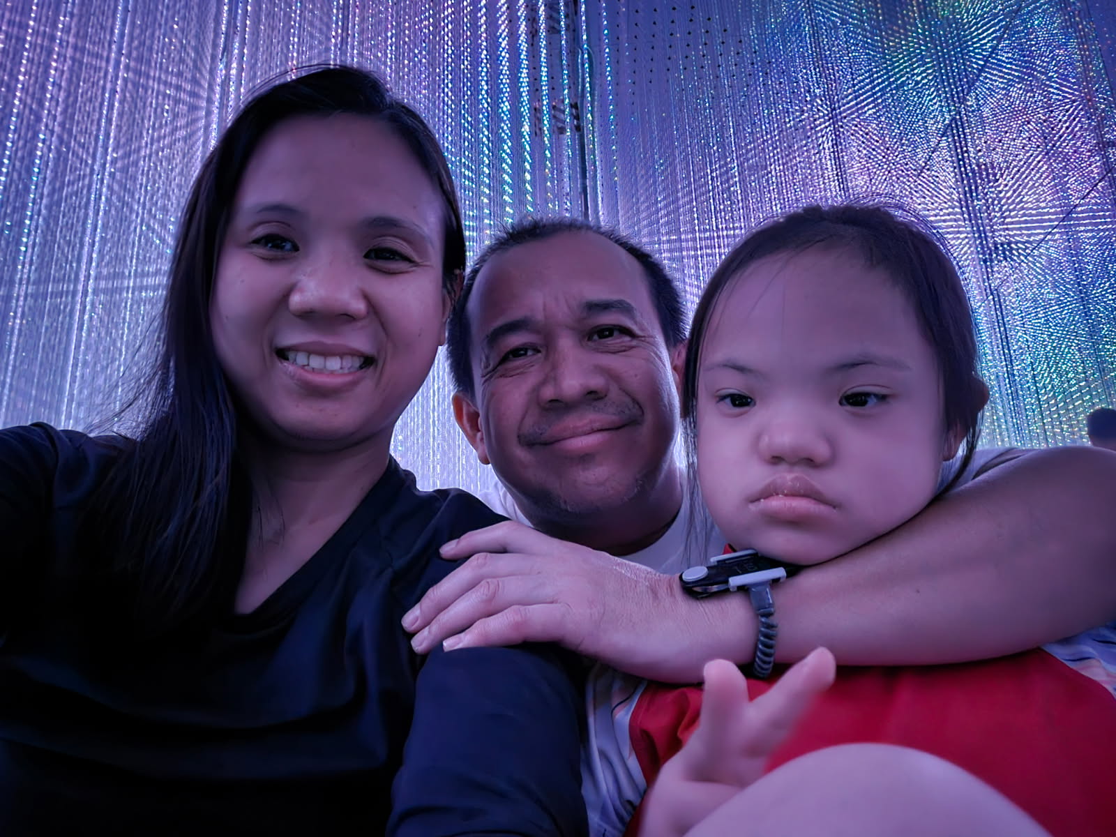 A família Cavales posa junta para uma foto de férias. 