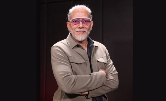 Un hombre mayor posa para un retrato profesional.