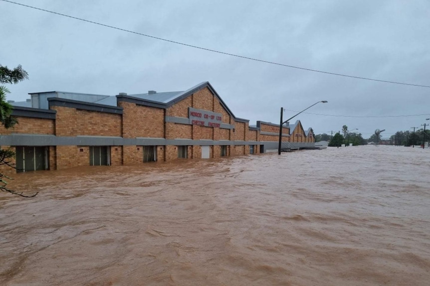 Edificio inundado visto desde el exterior, con agua marrón hasta la mitad de sus paredes.