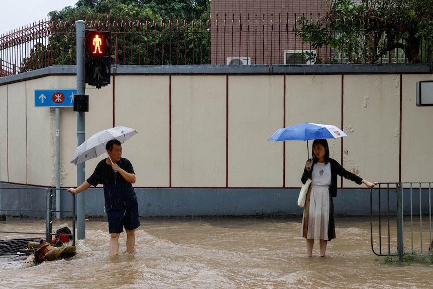 两位香港居民在雨中等红绿灯