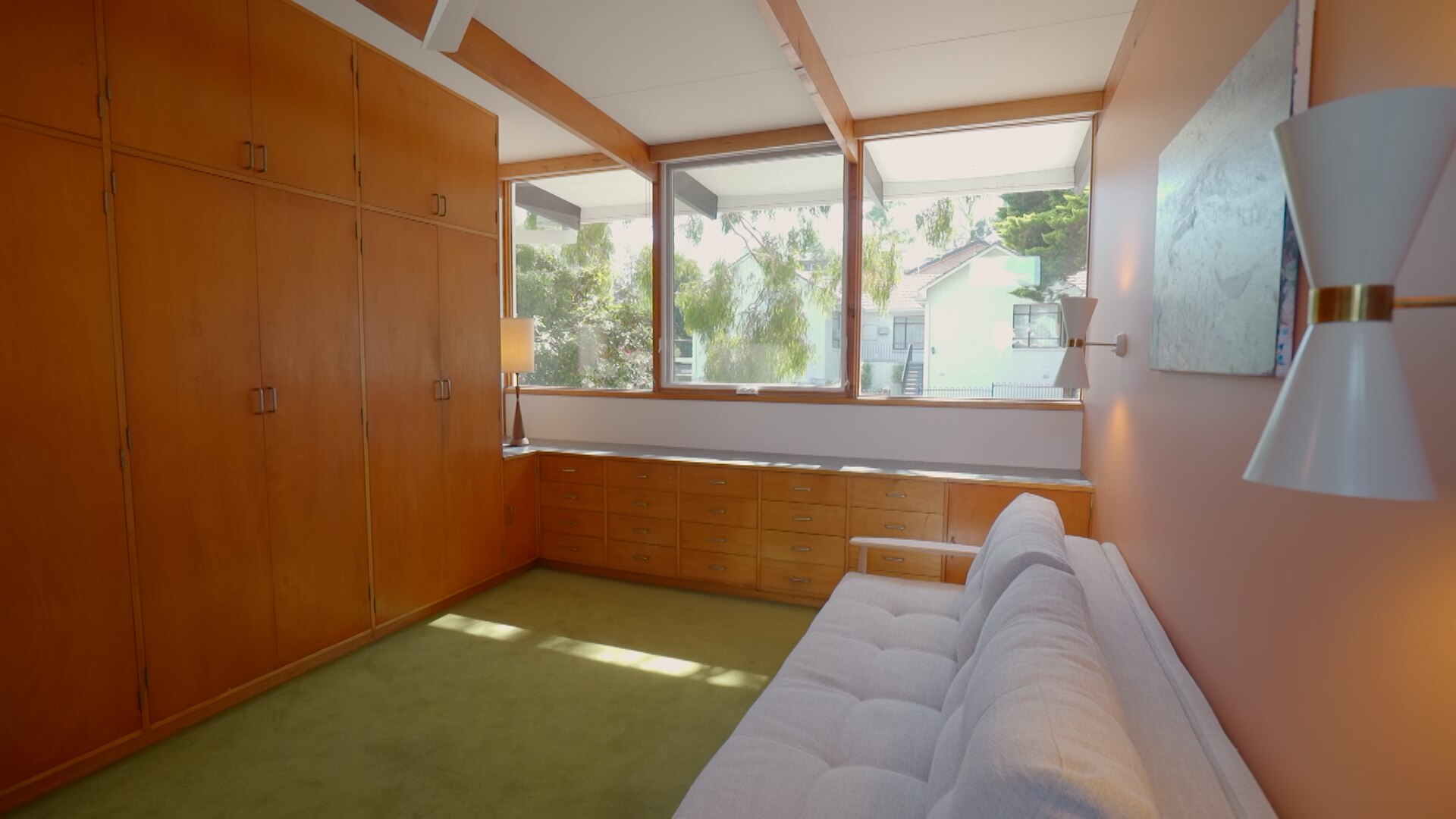 Кусок со встроенными деревянными шкафами и деревянными фермами, подвергшиеся воздействию потолка.