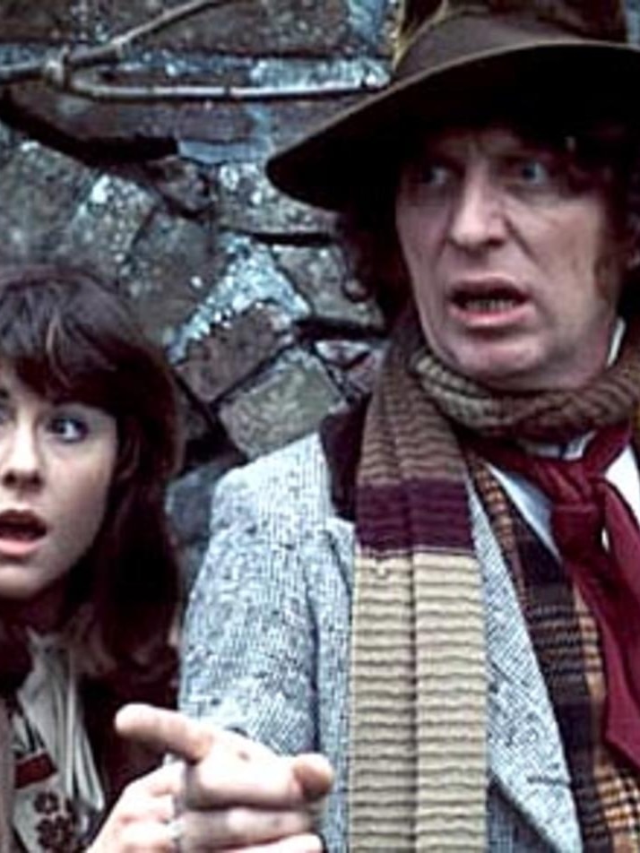 LtoR Elisabeth Sladen. playing Sarah Jane Smith, with Dr Who, played by Tom Baker