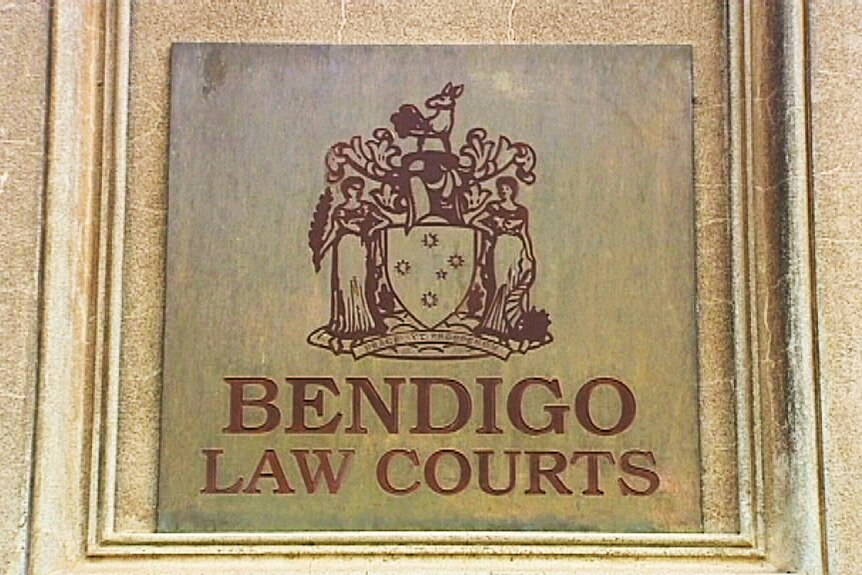 A plaque featuring a coat of arms and the text "Bendigo Law Courts".