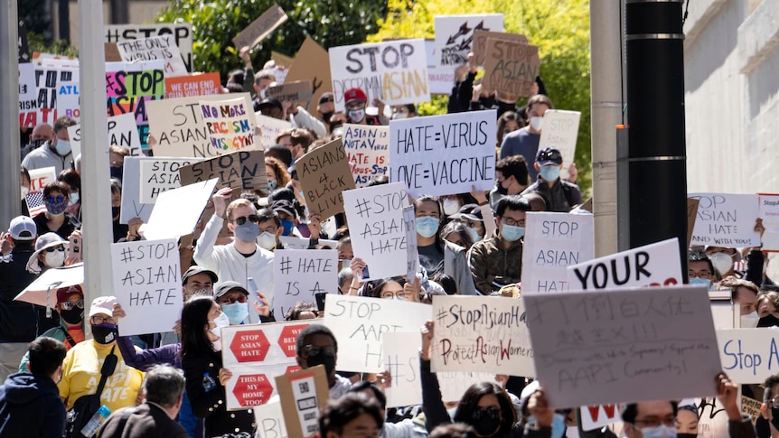 亚特兰大居民举行“停止仇恨亚洲人”的集会。