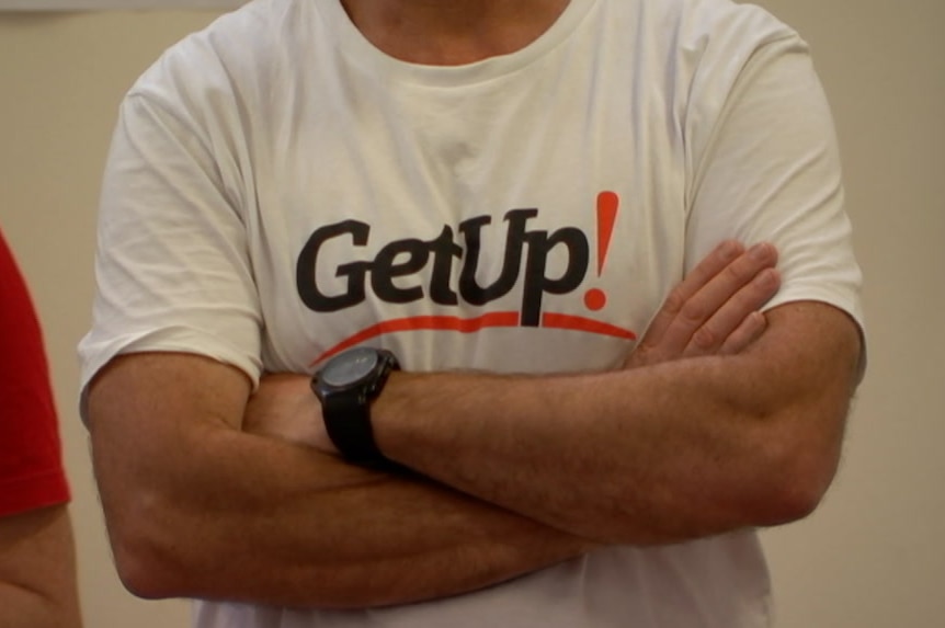 An unidentified man wears a white GetUp! t-shirt at a rally to vote Tony Abbott out of Warringah