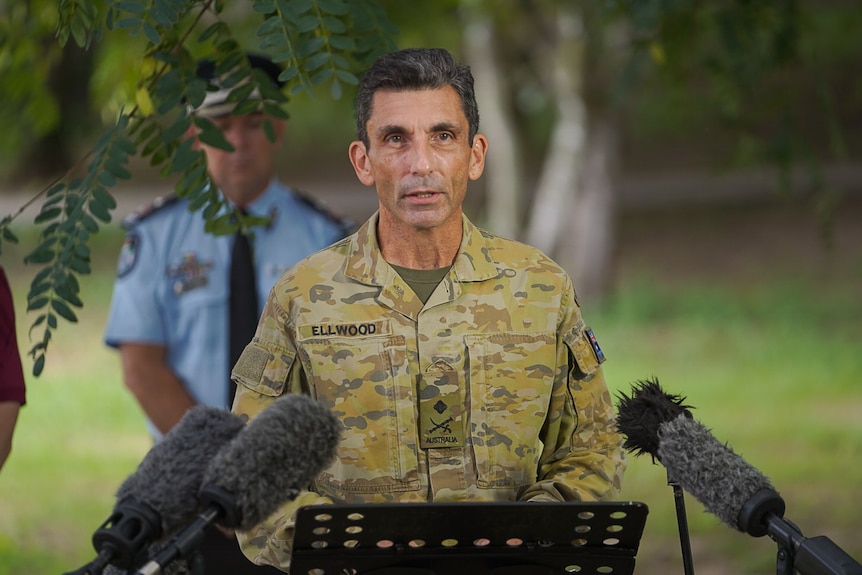 Le Major-général Jake Ellwood s'exprimant lors d'une conférence de presse.