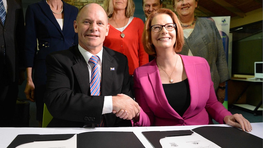 Gillard and Newman shake hands after Queensland signs up for NDIS