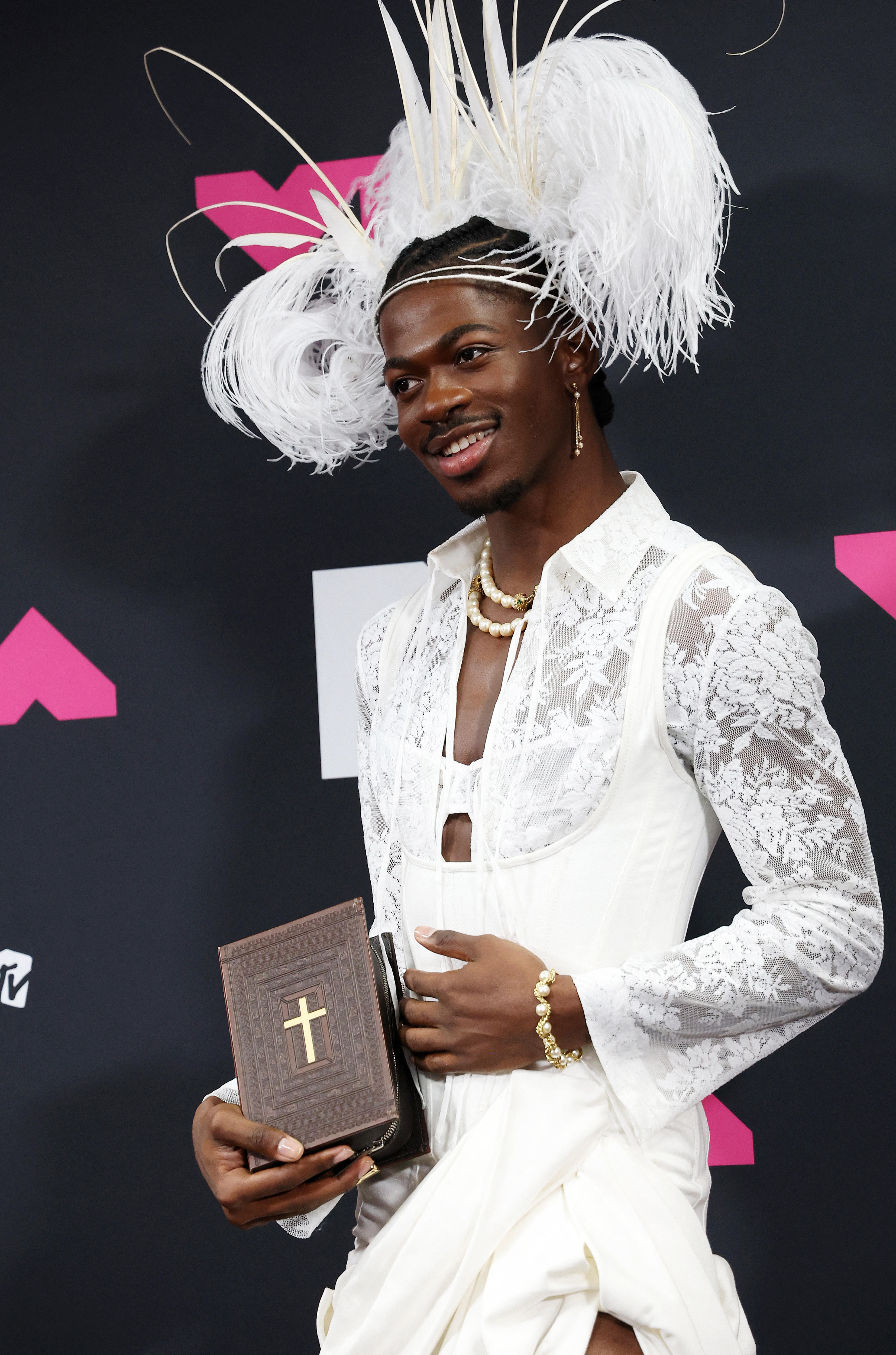 Here are the show-stopping red carpet highlights from this year's MTV VMAs  - ABC News