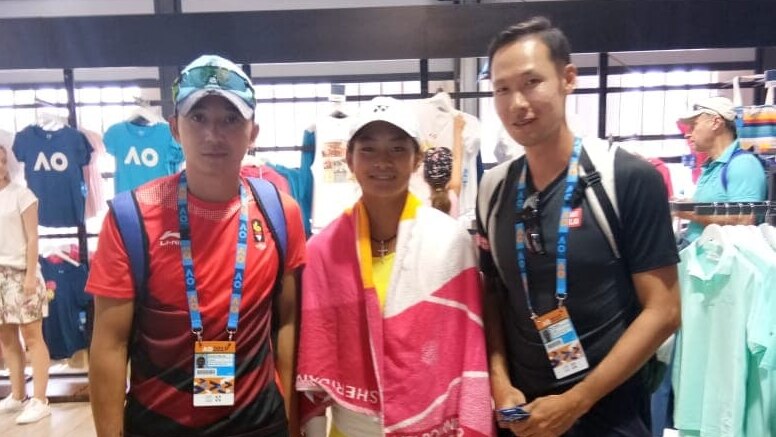 Priska Nugroho bersama dua pelatih yang mendampiginya di Melbourne, Elbert Sie (kiri) dan Ryan Tanujoyo