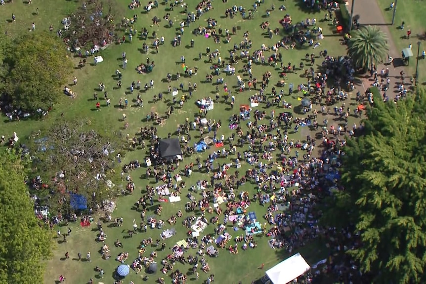 Hundreds gather at midday for anti-COVID protest rally in Brisbane Botanic Gardens