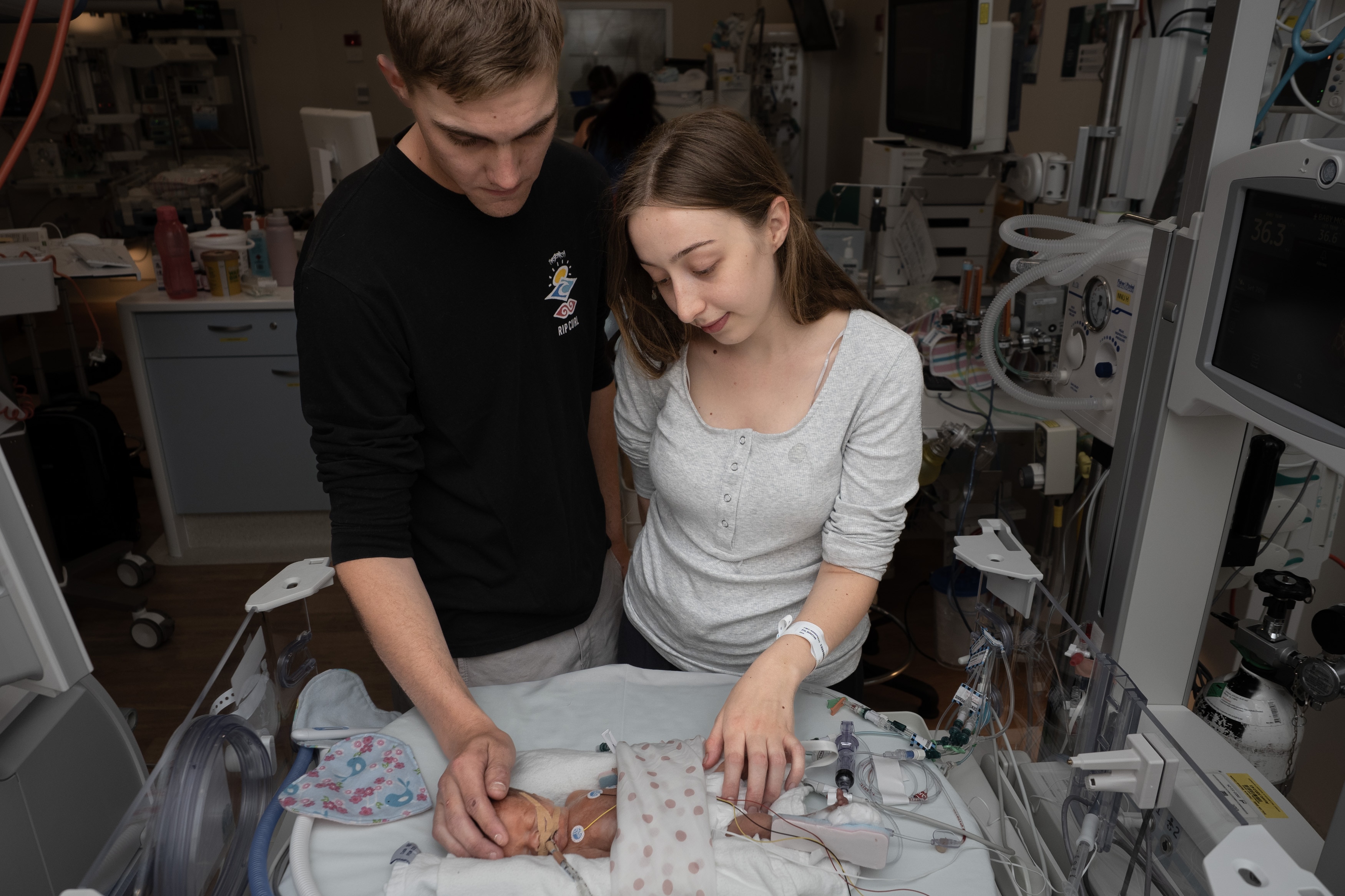 un bebe con sus padres 