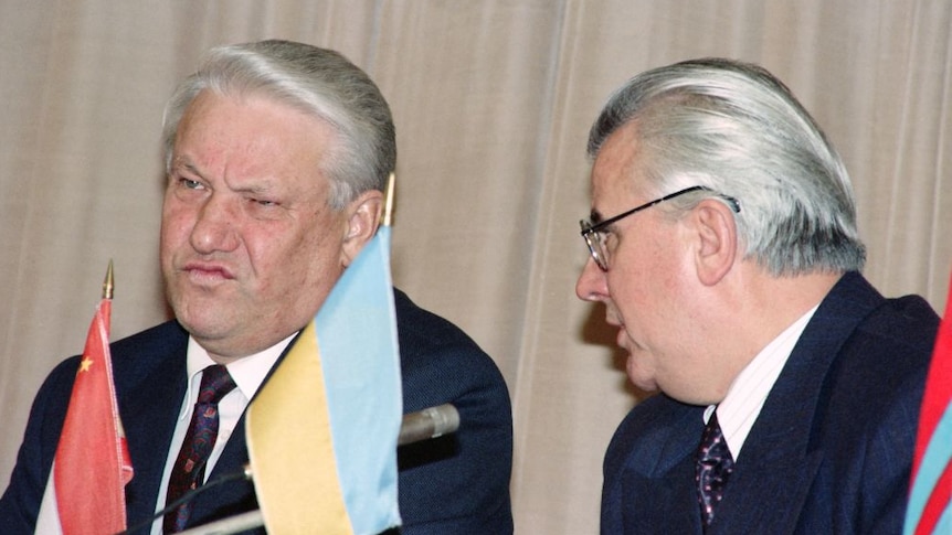 Russian President Boris Yeltsin (L) speaks with Ukrainian president Leonid Kravchuk (R) in a meeting in Dec 1991 in Minsk.