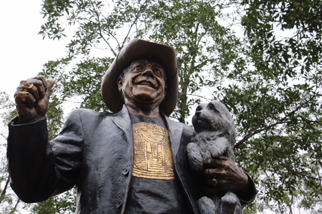 A bronze statue of Molly Meldrum and his dog Ziggy.