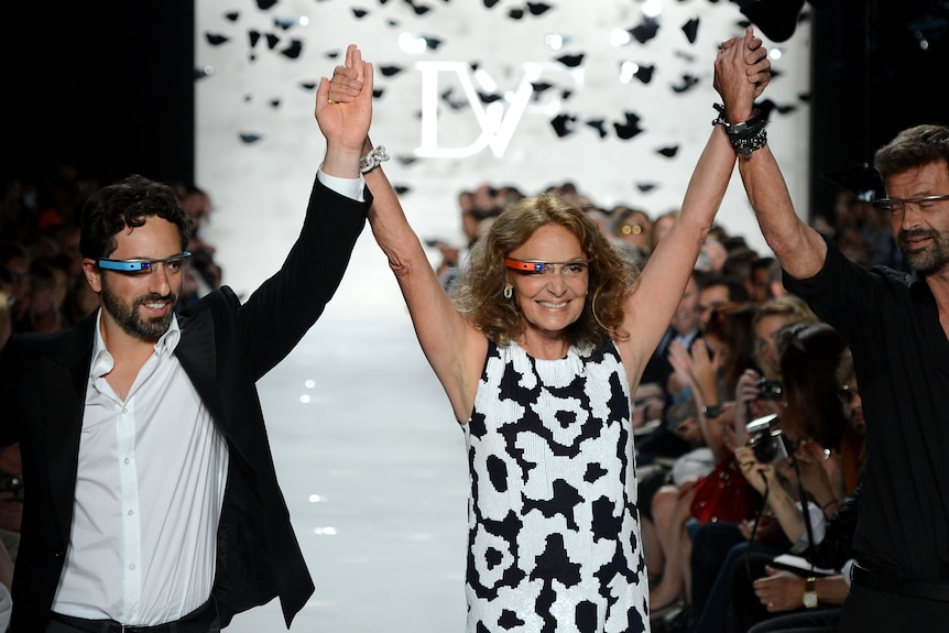谷歌联合创始人谢尔盖-布林，以及设计师戴安-冯-弗斯滕伯格和伊万-米斯佩拉尔，在2012年的一场时装秀上为谷歌眼镜可穿戴技术做模特，走秀。