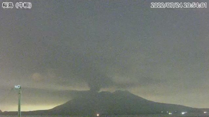 Image granuleuse de fumée sortant d'un volcan après une éruption.