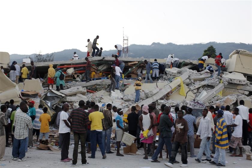 Haitian residents search for survivors