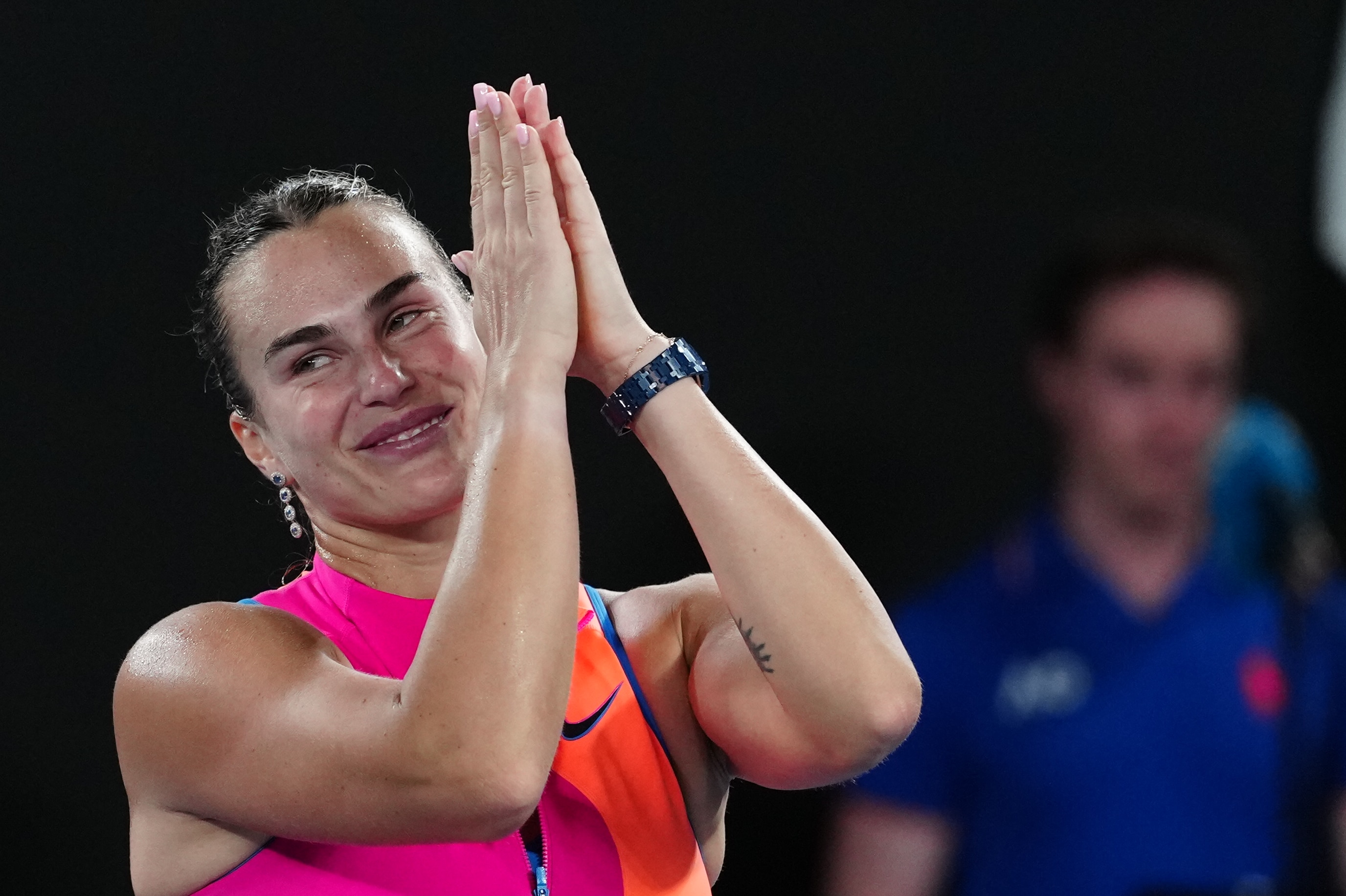 Aryna Sabalenka levanta as mãos e agradece à multidão.