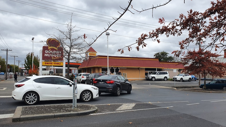 Ballarat's Golden Nugget Bakery has cars queue down the street to use the drive-thru