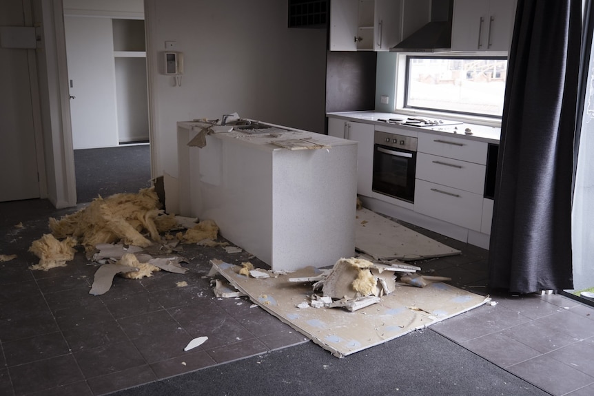 Cocina de apartamento después del derrumbe del techo