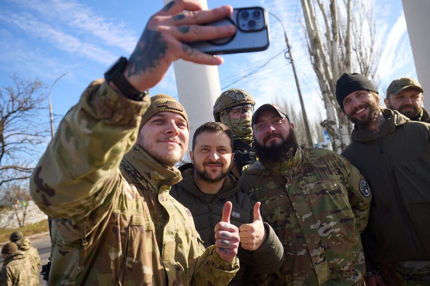 Soldiers posing for a selfie with Ukrainian President.