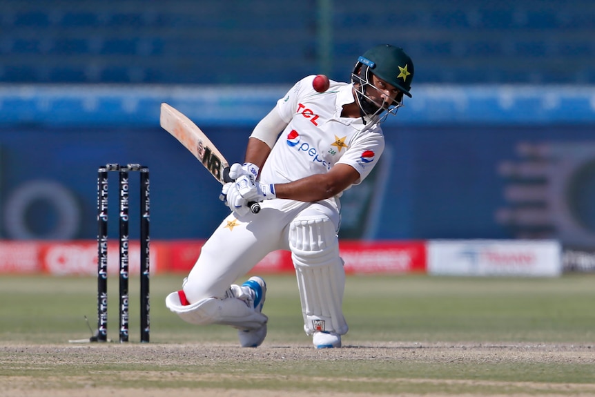 Le frappeur pakistanais Abdullah Shafique s'abaisse pour éviter une balle de cricket lors d'un test contre l'Australie.