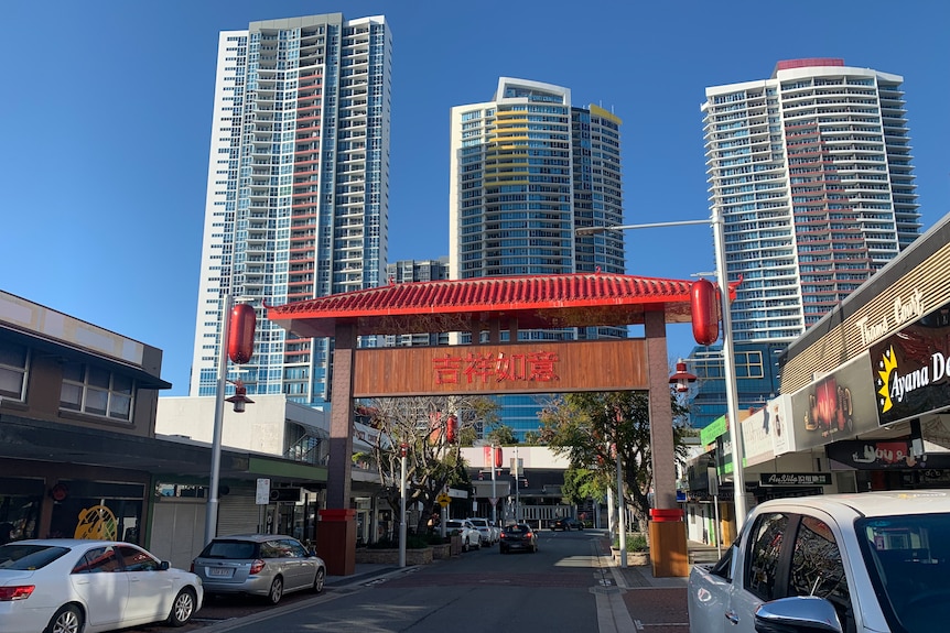 Entrada de Chinatown en Southport con rascacielos detrás