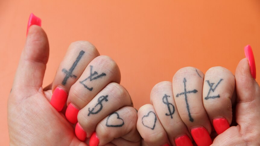 Evie Symons finger tattoos