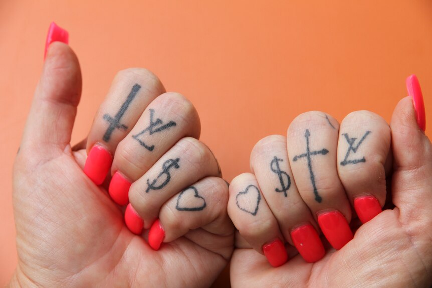 Evie Symons finger tattoos