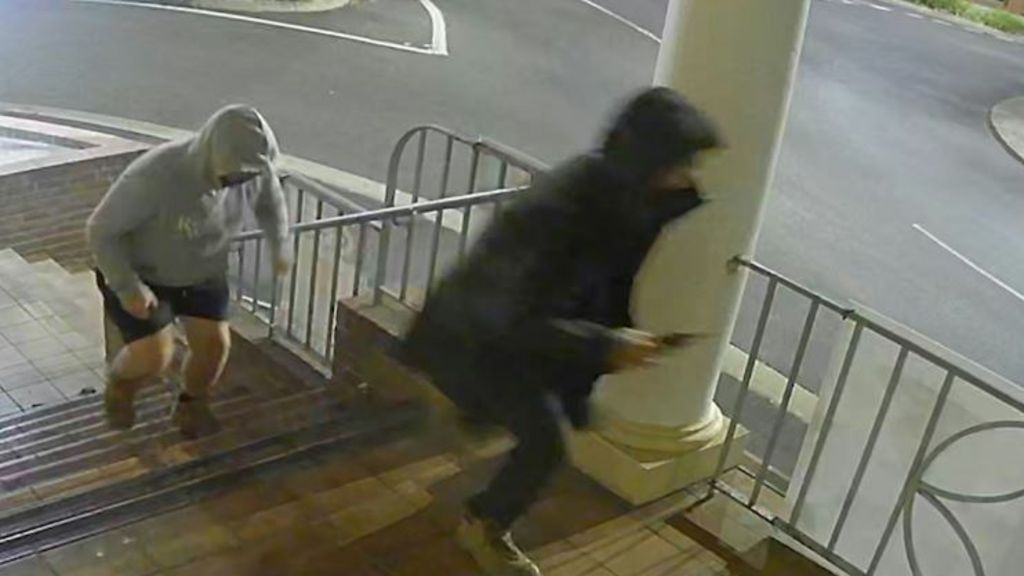 Police release vision of poster theft - ABC News