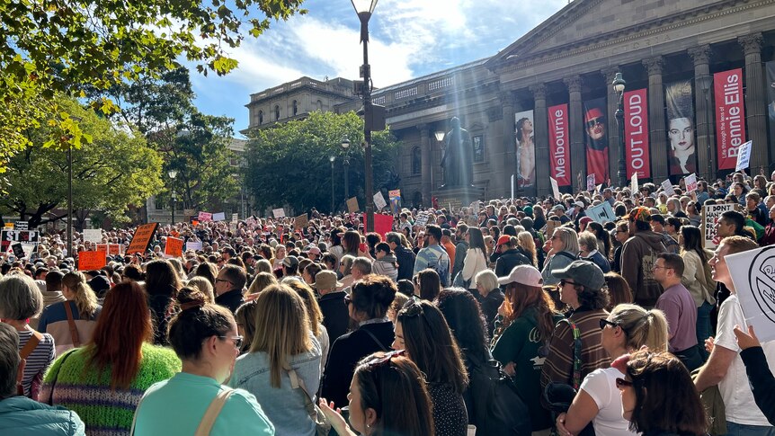 A crowd of peoples at the steps of the Melbourne state library. 