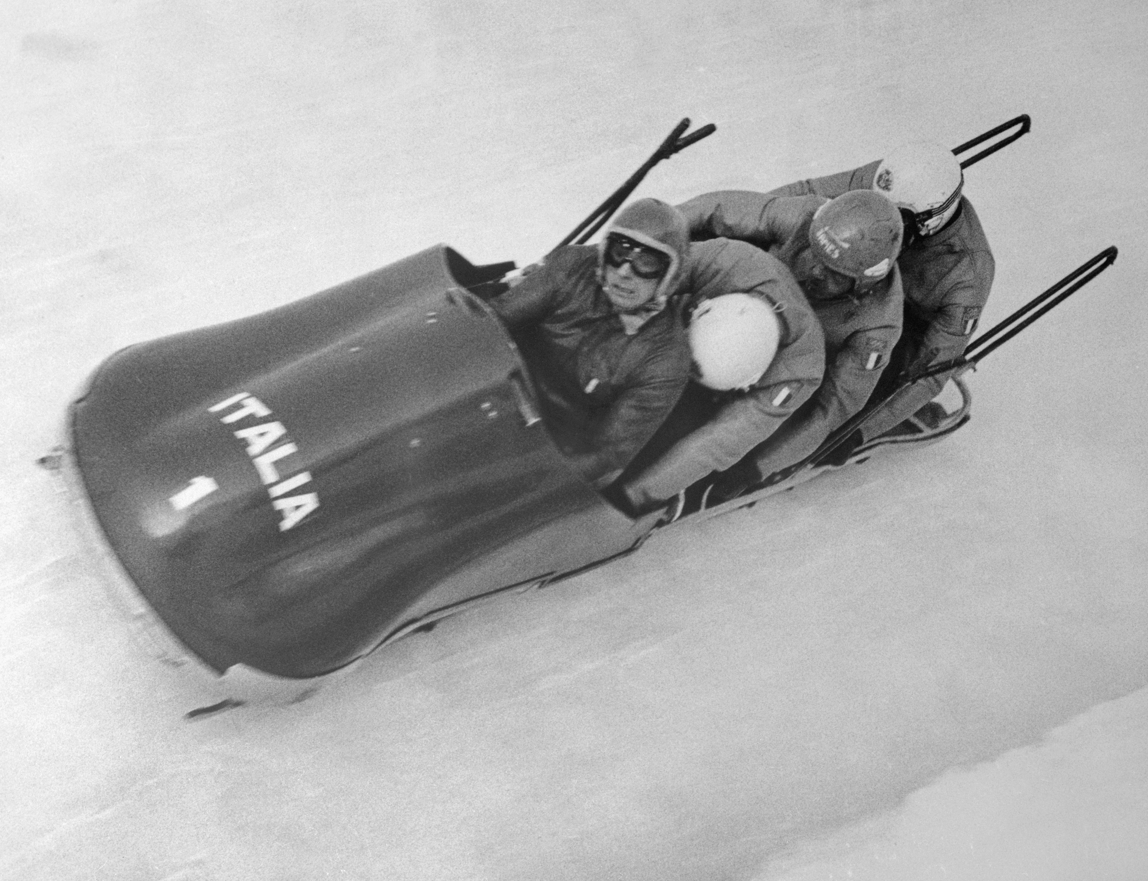 Eugenio Monti dirige o bob de quatro homens.