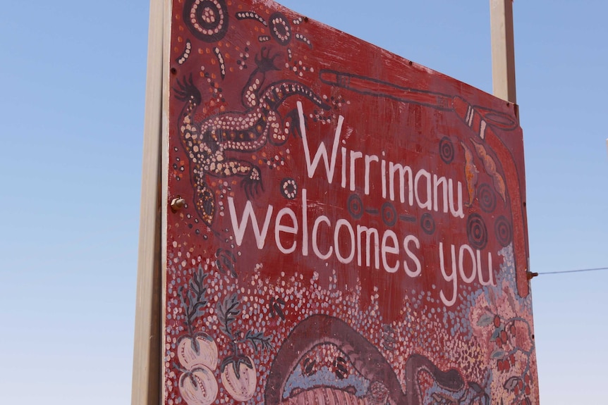 A sign painted in an Indigenous style saying "Wirrimanu welcomes you".