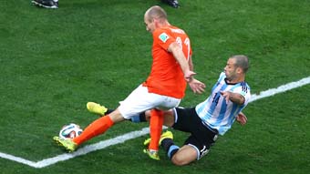 Robben v Mascherano 340x191