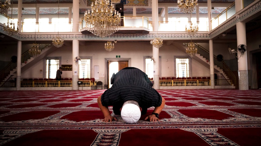 Ergun Genel praying.