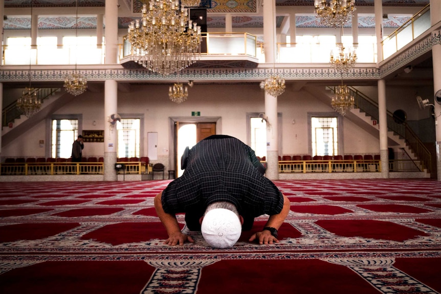 Ergun Genel praying.