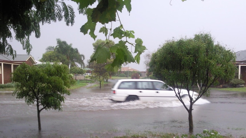 Rain floods a Mildura road